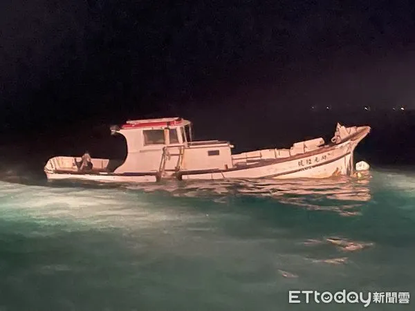 ▲蘭嶼漁船遭颱風吹離漁港，漂流半個台灣，現蹤雲林外海。（圖／記者蔡佩旻翻攝）