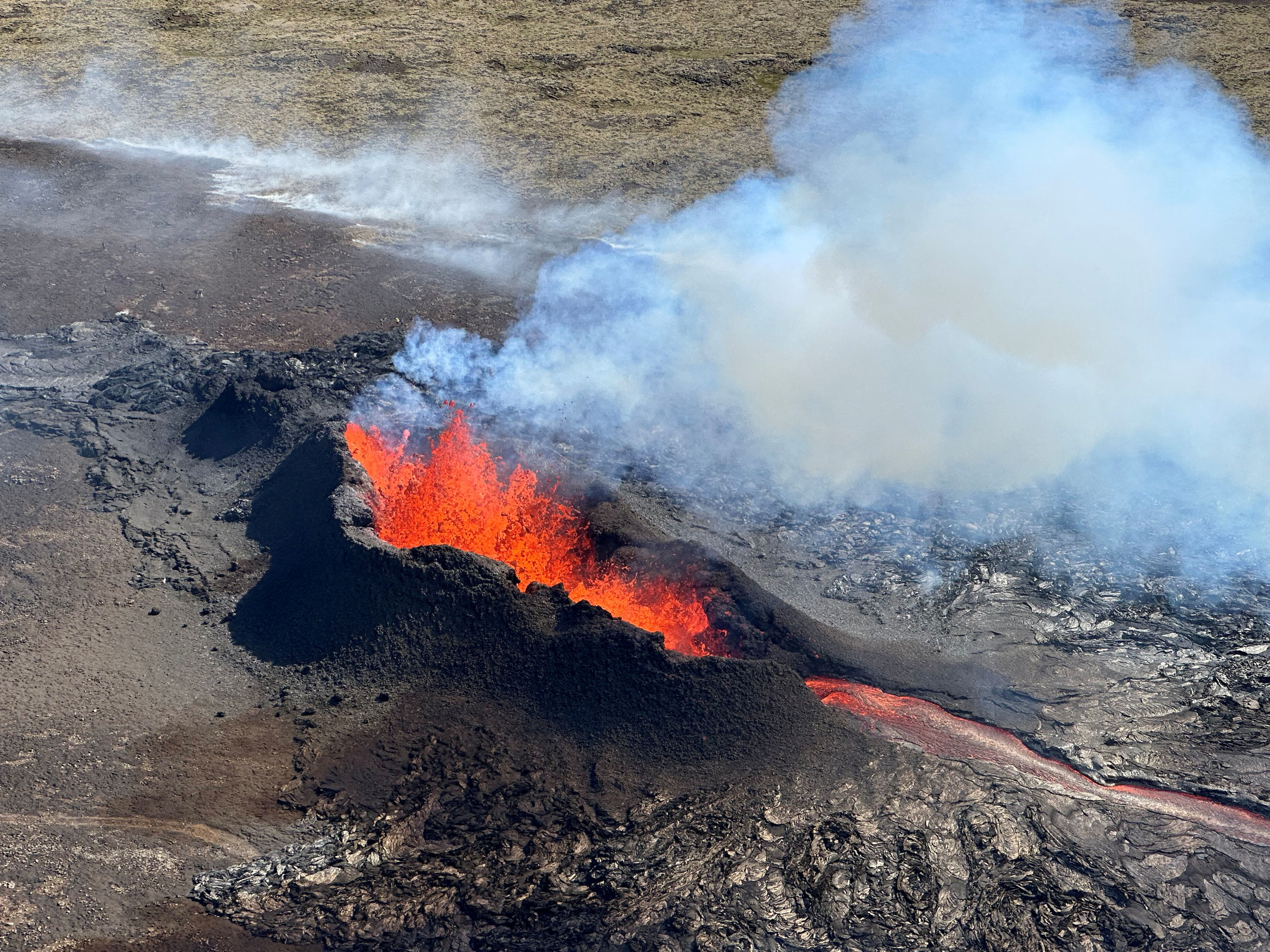 ▲▼  冰島雷克雅內斯半島火山今年7月噴發後湧出熔岩。（圖／路透）
