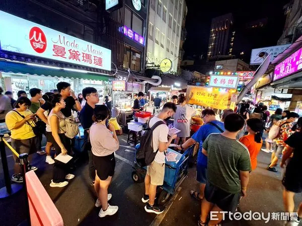 ▲饒河夜市，排隊名店人潮，福州世祖胡椒餅、爆漿雞腿捲、冰火菠蘿包、馬告香腸、手作大腸圈、上海鐵鍋生煎包▼             。（圖／記者鄭遠龍攝）