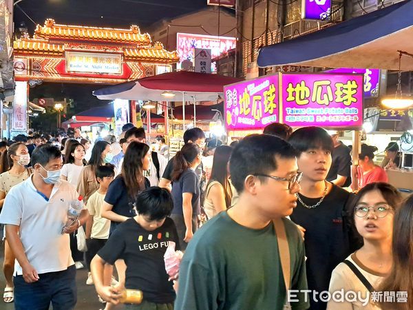 ▲饒河夜市，排隊名店人潮，福州世祖胡椒餅、爆漿雞腿捲、冰火菠蘿包、馬告香腸、手作大腸圈、上海鐵鍋生煎包▼             。（圖／記者鄭遠龍攝）