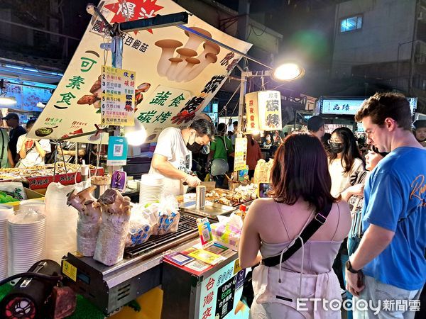 ▲饒河夜市，排隊名店人潮，福州世祖胡椒餅、爆漿雞腿捲、冰火菠蘿包、馬告香腸、手作大腸圈、上海鐵鍋生煎包▼             。（圖／記者鄭遠龍攝）