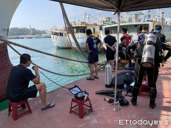 ▲台南市消防局潛水救援人員不畏節氣變化，持續辦理秋季潛水訓練計畫，至安平漁港公園水域進行水下訓練，以提升潛水人員水中搜救和救援能力，並確保民眾的安全。（圖／記者林東良翻攝，下同）