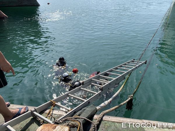 ▲台南市消防局潛水救援人員不畏節氣變化，持續辦理秋季潛水訓練計畫，至安平漁港公園水域進行水下訓練，以提升潛水人員水中搜救和救援能力，並確保民眾的安全。（圖／記者林東良翻攝，下同）