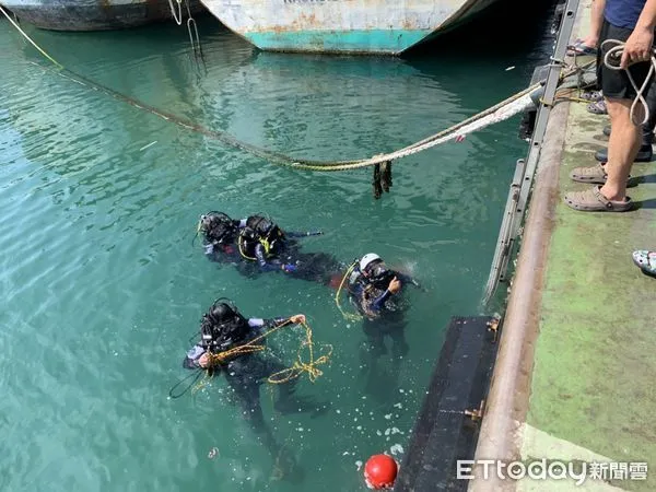 ▲台南市消防局潛水救援人員不畏節氣變化，持續辦理秋季潛水訓練計畫，至安平漁港公園水域進行水下訓練，以提升潛水人員水中搜救和救援能力，並確保民眾的安全。（圖／記者林東良翻攝，下同）