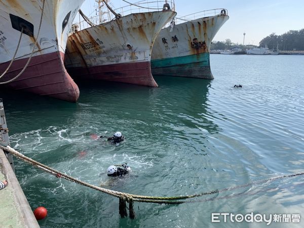 ▲台南市消防局潛水救援人員不畏節氣變化，持續辦理秋季潛水訓練計畫，至安平漁港公園水域進行水下訓練，以提升潛水人員水中搜救和救援能力，並確保民眾的安全。（圖／記者林東良翻攝，下同）