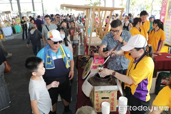 ▲台南新化農會在新化果菜市場熱鬧舉辦「吃羊肉迺新化尚時行」活動，邀請知名羊肉湯、羊乳等店家擺攤，台南市長黃偉哲也前往現場，一同品嘗美食。（圖／記者林東良翻攝，下同）