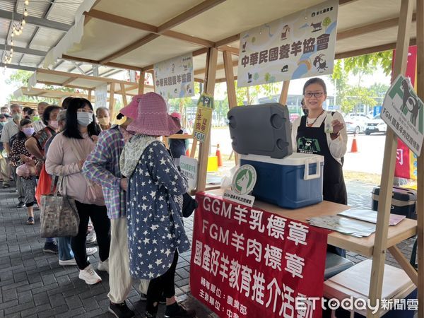 ▲台南新化農會在新化果菜市場熱鬧舉辦「吃羊肉迺新化尚時行」活動，邀請知名羊肉湯、羊乳等店家擺攤，台南市長黃偉哲也前往現場，一同品嘗美食。（圖／記者林東良翻攝，下同）