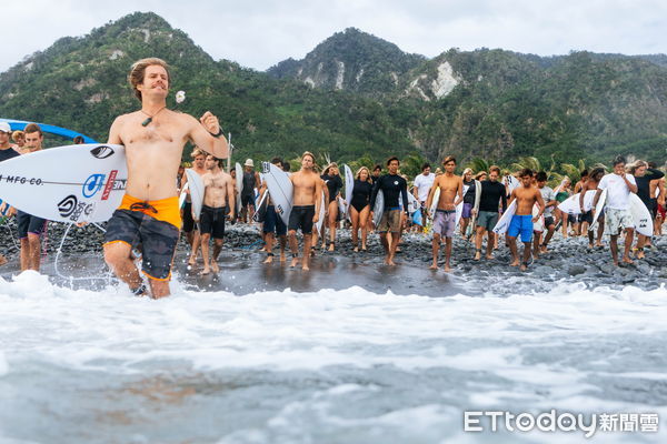 ▲台灣國際衝浪公開賽邀集逾百位國內外選手，共同舉辦【Paddle Out】紀念儀式。（圖／台東縣政府提供）