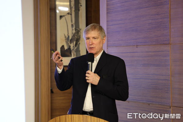 ▲▼國際乾癬醫學會理事長Hervé Bachelez於花蓮慈院分享他對乾癬精準治療的展望與最新研究。（圖／慈濟醫學中心提供，下同）