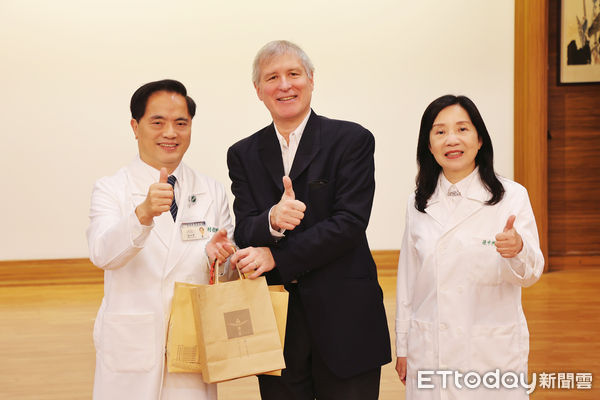 ▲▼國際乾癬醫學會理事長Hervé Bachelez於花蓮慈院分享他對乾癬精準治療的展望與最新研究。（圖／慈濟醫學中心提供，下同）