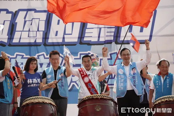 ▲台南市第四選區立委參選人李全教，11日舉行永康競選總部成立大會，數千名熱情的民眾用行動表達支持，由朱立倫主席為李全教披彩帶、趙少康董事長授與戰旗。（圖／記者林東良翻攝，下同）