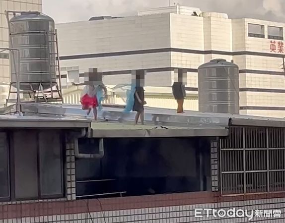 ▲3名孩童在頂樓奔跑嬉戲，看得鄰居怵目驚心。（圖／民眾提供）