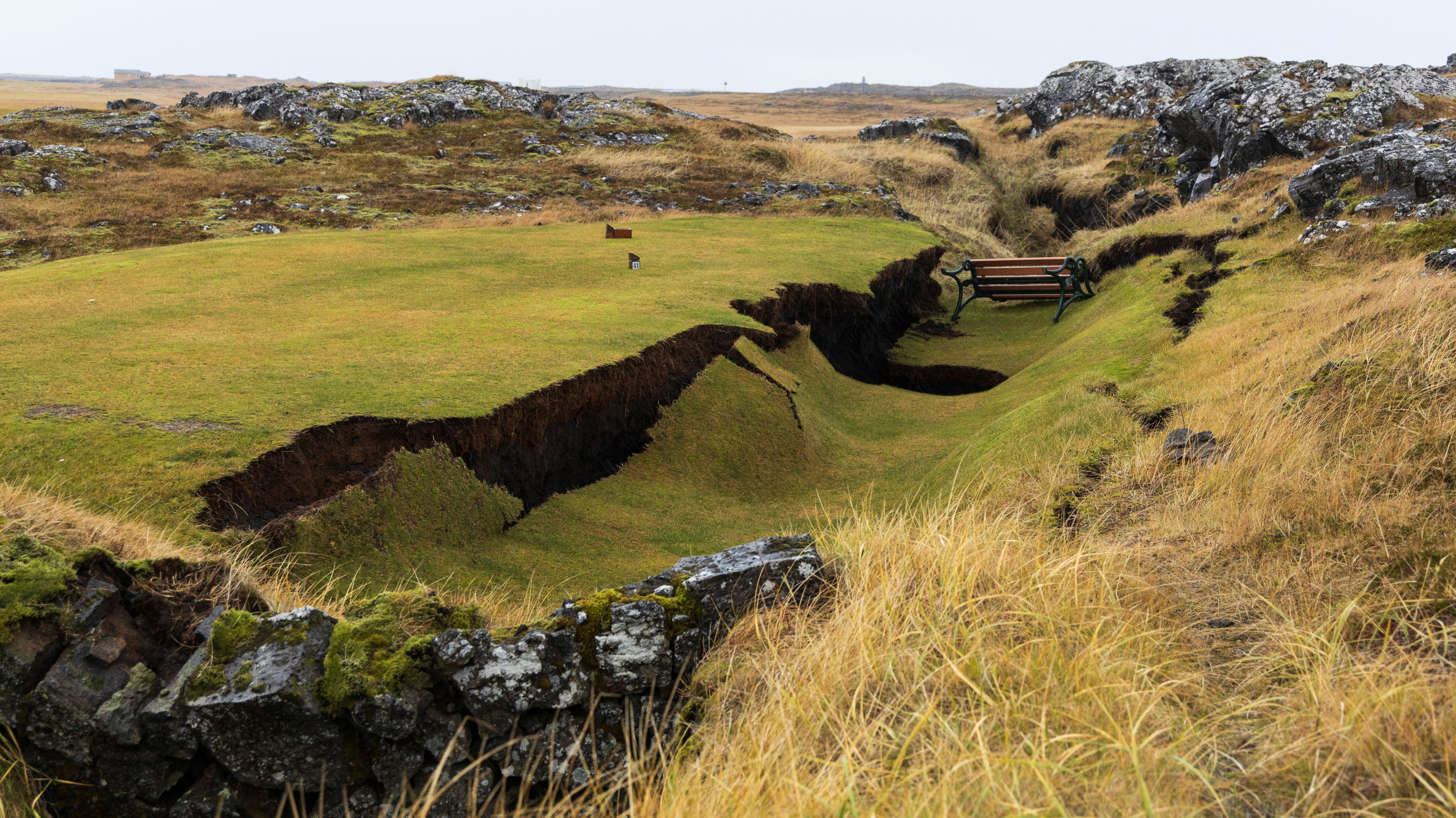 ▲▼冰島火山即將噴發，4千人村莊地裂            。（圖／路透社）