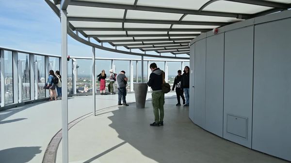 科隆萊茵河岸三角大廈觀景台360度展望、萊茵河岸隨拍與霍亨索倫橋人行區域漫遊。