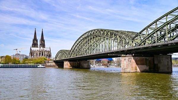 科隆萊茵河岸三角大廈觀景台360度展望、萊茵河岸隨拍與霍亨索倫橋人行區域漫遊。