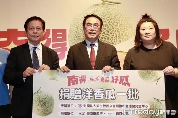 ▲台南市長黃偉哲，前往新竹縣遠東百貨竹北店，力薦台南洋香瓜，現場更親自挖果球，製作可愛的洋香瓜果籃分送大家品嚐，吸引大批消費者前來嚐鮮。（圖／記者林東良翻攝，下同）