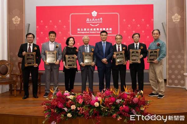 ▲成大校長沈孟儒頒獎表揚2023年7位傑出校友。（圖／記者林東良翻攝）