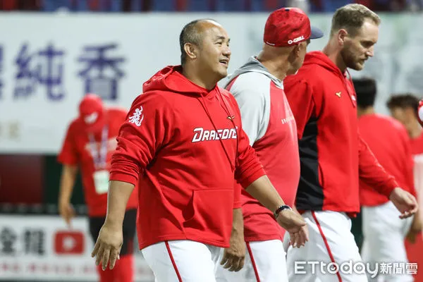 ▲味全龍總教練張泰山。（圖／記者林敬旻攝）