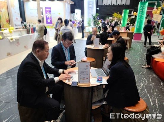 ▲買主於ESG概念的紙製桌椅洽談區中與參展企業洽談 。（圖／貿協提供）