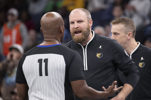 ▲▼灰熊主帥詹金斯(Taylor Jenkins)向裁判抗議。（圖／達志影像／美聯社）