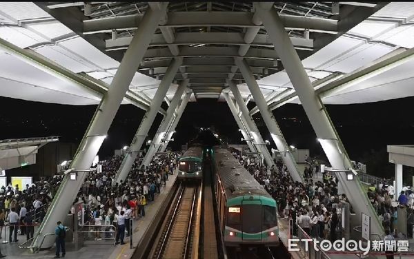 ▲▼高雄捷運世運站以3分鐘密集班距進行疏運，單日累積運量為28.6萬人。（圖／記者許宥孺翻攝）