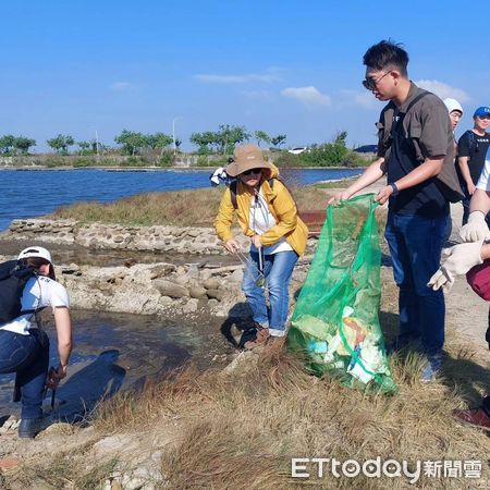 ▲台灣環境規劃協會邀請贊助認養計畫的泓德能源公司，號召員工參加扇形鹽田生態服務之旅，並在仙后水母棲地附近「淨田」，清除扇形鹽田垃圾，恢復土地原貌。（圖／記者林東良翻攝，下同）