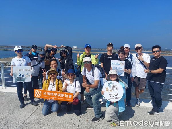 ▲台灣環境規劃協會邀請贊助認養計畫的泓德能源公司，號召員工參加扇形鹽田生態服務之旅，並在仙后水母棲地附近「淨田」，清除扇形鹽田垃圾，恢復土地原貌。（圖／記者林東良翻攝，下同）