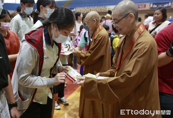 ▲佛光山慈悲基金會三好獎助學金頒贈         。（圖／佛光山慈悲基金會提供）