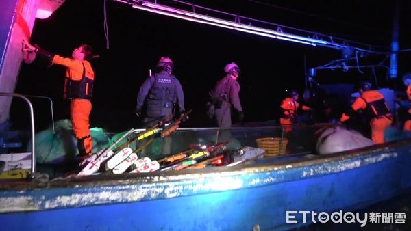 ▲▼      搶捕高價黃魚！陸漁船闖金門海域狂撈　海巡特勤幹員聯手查扣       。（圖／記者林名揚翻攝）