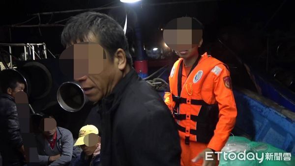 ▲▼ 搶捕高價黃魚！陸漁船闖金門海域狂撈　海巡特勤幹員聯手查扣 。（圖／記者林名揚翻攝）