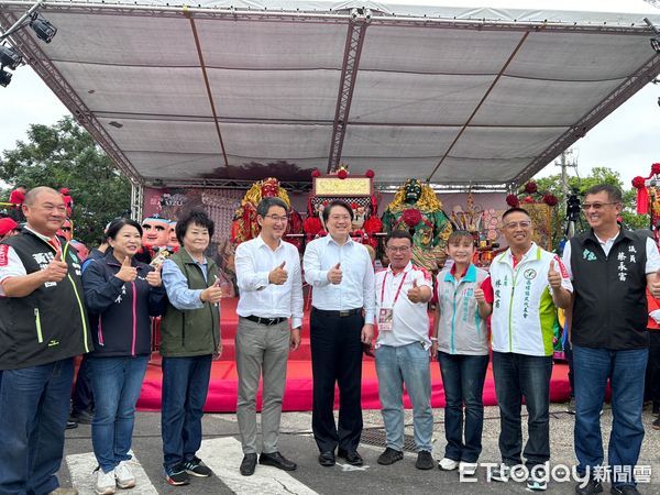 ▲西螺福興宮「螺陽迎太平」今日下午太平媽祖鑾轎返抵西螺大橋南端，來自全省各地宮廟接續迎駕並與太平媽祖鑾轎一同於西螺鎮內遶境，整個西螺小鎮熱鬧非凡。（圖／記者蔡佩旻攝）