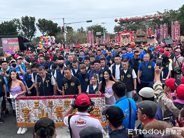 ▲西螺福興宮「螺陽迎太平」今日下午太平媽祖鑾轎返抵西螺大橋南端，來自全省各地宮廟接續迎駕並與太平媽祖鑾轎一同於西螺鎮內遶境，整個西螺小鎮熱鬧非凡。（圖／記者蔡佩旻攝）