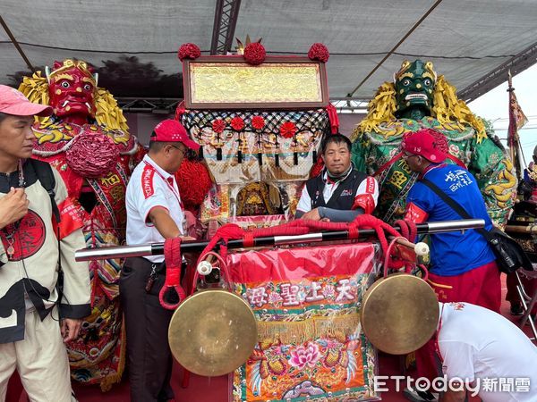 ▲西螺福興宮「螺陽迎太平」今日下午太平媽祖鑾轎返抵西螺大橋南端，來自全省各地宮廟接續迎駕並與太平媽祖鑾轎一同於西螺鎮內遶境，整個西螺小鎮熱鬧非凡。（圖／記者蔡佩旻攝）