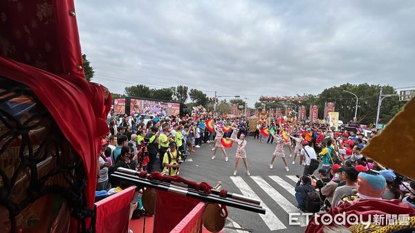 ▲西螺福興宮「螺陽迎太平」今日下午太平媽祖鑾轎返抵西螺大橋南端，來自全省各地宮廟接續迎駕並與太平媽祖鑾轎一同於西螺鎮內遶境，整個西螺小鎮熱鬧非凡。（圖／記者蔡佩旻攝）