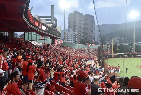 ▲中職台灣大賽決勝戰G7，天母棒球場湧入一萬名球迷再度滿場。（圖／記者李毓康攝）