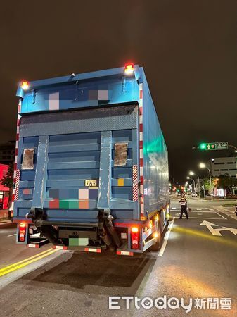 ▲▼ 大貨車撞上行人，行人送醫後傷重不治            。（圖／記者戴上容翻攝）