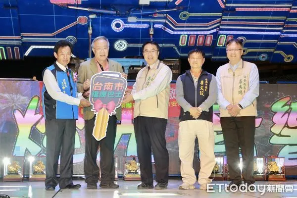 ▲台南市安定慈善會，宣布再捐贈1輛價值逾百萬元的復康巴士給台南市政府，市長黃偉哲在社會局盧禹璁局長陪同下，出席代表受贈並回贈感謝狀，肯定安定慈善會的善舉。（圖／記者林東良翻攝，下同）