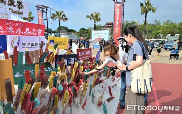 ▲2023鯤鯓王平安鹽祭最後1天，南鯤鯓代天府準備總獎金50萬元的跋桮挑戰賽，得獎者出爐。（圖／記者林東良翻攝，下同）