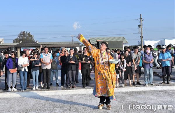 ▲2023鯤鯓王平安鹽祭最後1天，南鯤鯓代天府準備總獎金50萬元的跋桮挑戰賽，得獎者出爐。（圖／記者林東良翻攝，下同）