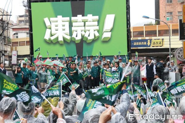 ▲2024大選腳步逐漸逼近，各地的立委參選人除了積極展開競選活動外，競選總部也陸續開張。此次參選台北市松信區立委的議員許淑華在忙碌自己的競選活動，也抽空回到基隆故鄉替民進黨提名的基隆立委參選人鄭文婷站台，雖然活動當天現場飄著雨，但仍不減她們倆人的相互加油打氣的熱情，鄭文婷在台上還特別呼籲請大家在台北市也要繼續支持基隆的女兒許淑華。（圖／記者陳弘修攝）