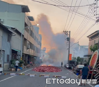 台南六甲廟會活動大量燃燒鞭炮 濃煙遮蔽整條街!環保局要罰