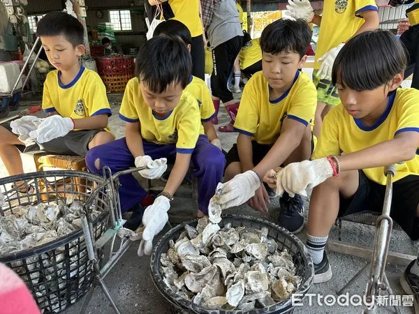 ▲台南大學附設實驗小學，利用嘉義東石網寮村的蚵寮和漁港，設計「蠔」大的一門學問主題課程，帶領學童認識養蚵產業。（圖／記者林東良翻攝，下同）