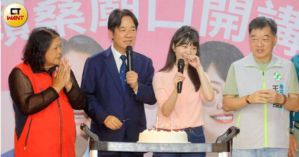 總統參選人賴清德力挺立委高嘉瑜競選連任，在高嘉瑜生日那天為她造勢，並當場送上蛋糕慶生。（圖／周志龍攝）