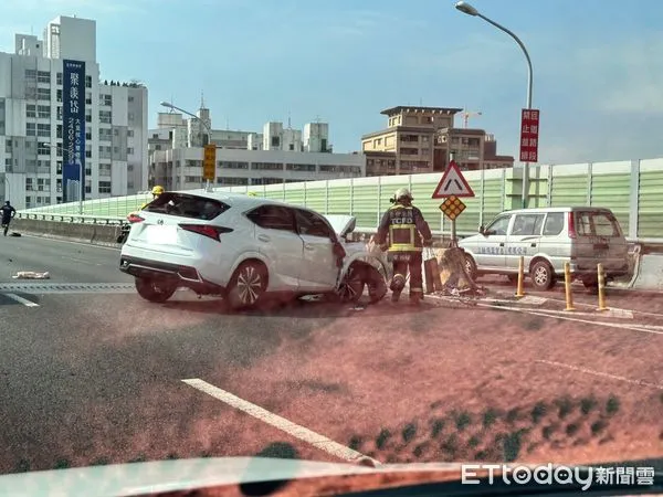▲台74線東向大里交流道車禍，車頭全毀女駕駛受傷送醫。（圖／民眾提供）