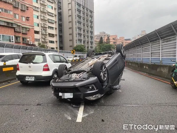 ▲朱女上班途中，自撞分隔島翻覆。（圖／記者陸運陞翻攝）