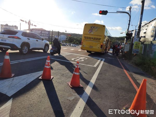 ▲▼苗栗通霄鎮台一線路口右轉遊覽車擦撞雙載直行機車，造成70歲女騎士及10歲孫女手腳擦傷，沒有生命危險。（圖／記者蔡文淵翻攝）