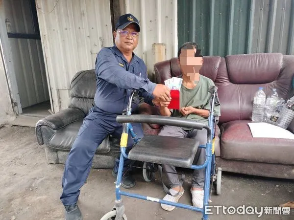▲呂副所長受未具名善心人之託，轉送3000元。（圖／玉里警分局提供，下同）