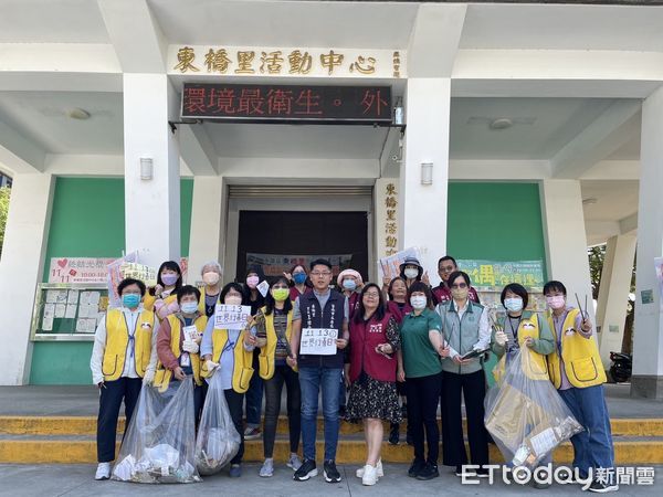 ▲勞動部雲嘉南分署永康就業中心發起「潔淨家鄉-送愛到鄰里」活動，帶領人員及東橋里的志工們走進社區，沿著街道清理垃圾，贈送祝福小卡。（圖／記者林東良翻攝，下同）