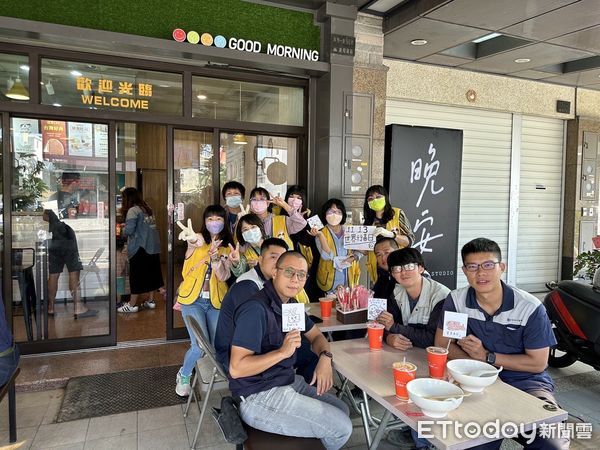 ▲勞動部雲嘉南分署永康就業中心發起「潔淨家鄉-送愛到鄰里」活動，帶領人員及東橋里的志工們走進社區，沿著街道清理垃圾，贈送祝福小卡。（圖／記者林東良翻攝，下同）