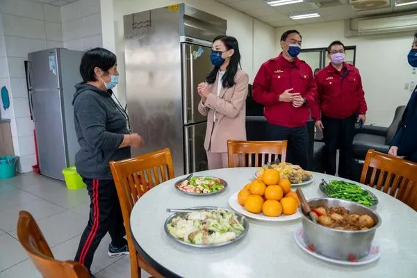 ▲高虹安關心消防同仁用餐狀況，也感謝廚工媽媽的辛慈。（圖／新竹市政府提供）